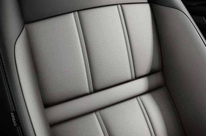 Duo-tone grained leather Evoque seats